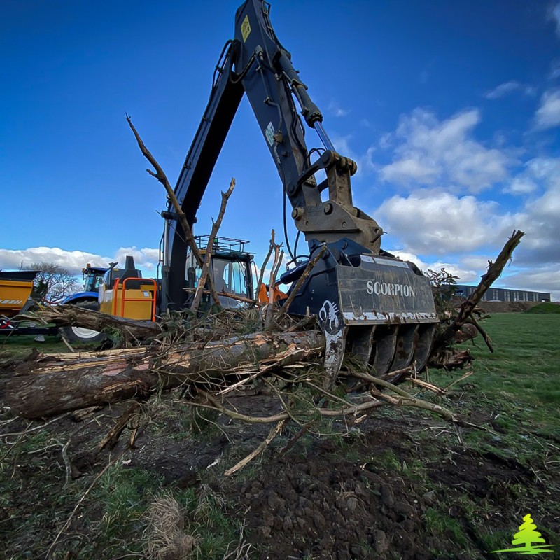 Godet pince pour dessouchage d'arbres et manutention de rochers