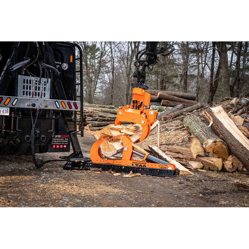 WESTTECH Woodcracker L 700 : pré-fente du gros bois sur chantier forestier