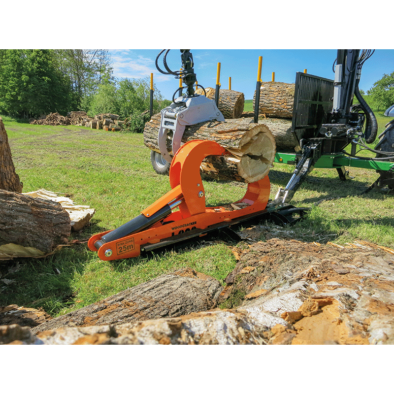 WESTTECH Woodcracker L 920 : fendeuse alimentée par la grue d’une remorque forestière