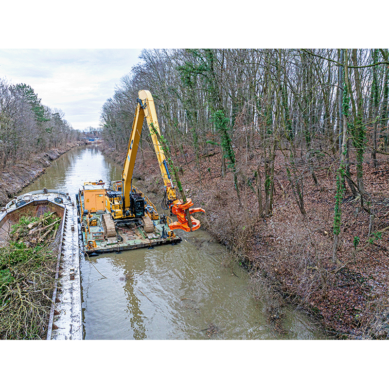 WESTTECH Woodcracker C 550 sur pelle en travaux de berge. Configuration constructeur illustrée.