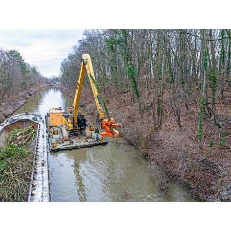 WESTTECH Woodcracker C 550 sur pelle en travaux de berge. Configuration constructeur illustrée.