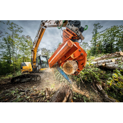 WESTTECH Woodcracker CS610 compact sur pelle : démontage et manutention des tronçons. Photo constructeur.