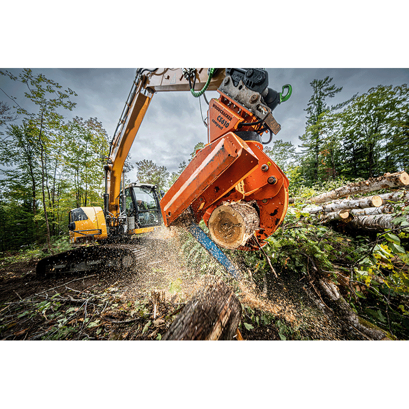 WESTTECH Woodcracker CS610 compact sur pelle : démontage et manutention des tronçons. Photo constructeur.