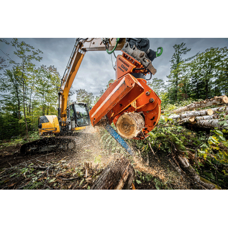 WESTTECH Woodcracker CS610 compact sur pelle : démontage et manutention des tronçons. Photo constructeur.