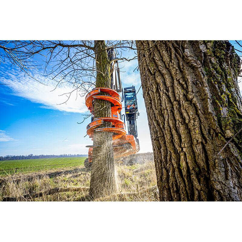WESTTECH Woodcracker CS800 dualGrip : deux grappins indépendants pour maintenir le bois pendant la coupe. Photo constructeur.
