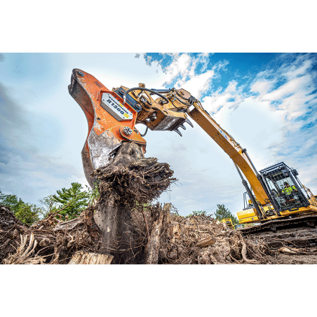 Woodcracker R 1300 en dessouchage — photo constructeur WESTTECH ; porteur illustré.