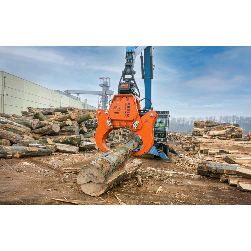 Woodcracker W 1800 sur pelle de manutention — photo constructeur WESTTECH ; configuration illustrée.