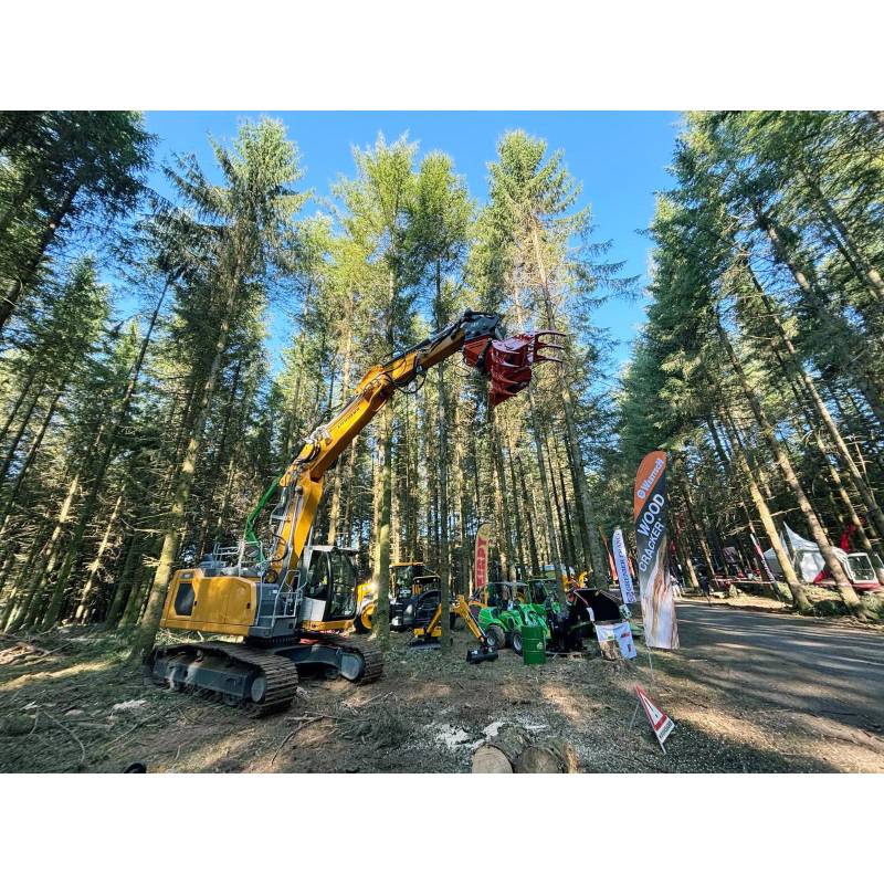 Woodgripper WG 1600 à sept doigts avec scie en démonstration — photo constructeur WESTTECH ; porteur illustré.