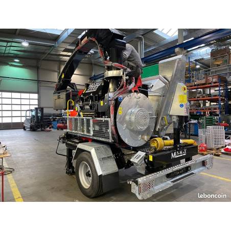 MUSMAX WT7 sans grue embarquée - châssis à un essieu et goulotte d’éjection.