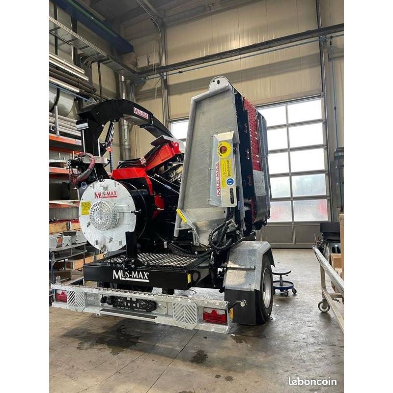 Broyeur MUSMAX WT7 sans grue - table d’alimentation repliée, vue arrière.