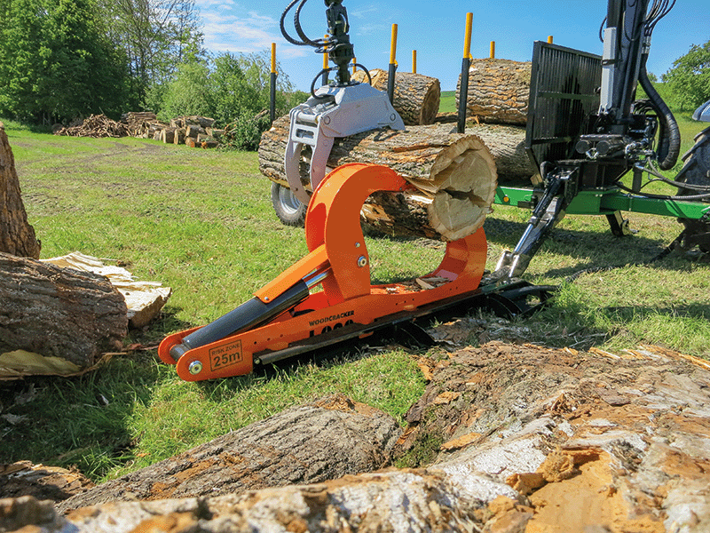 WESTTECH Woodcracker L 920 : pré-fente des gros bois avec une grue