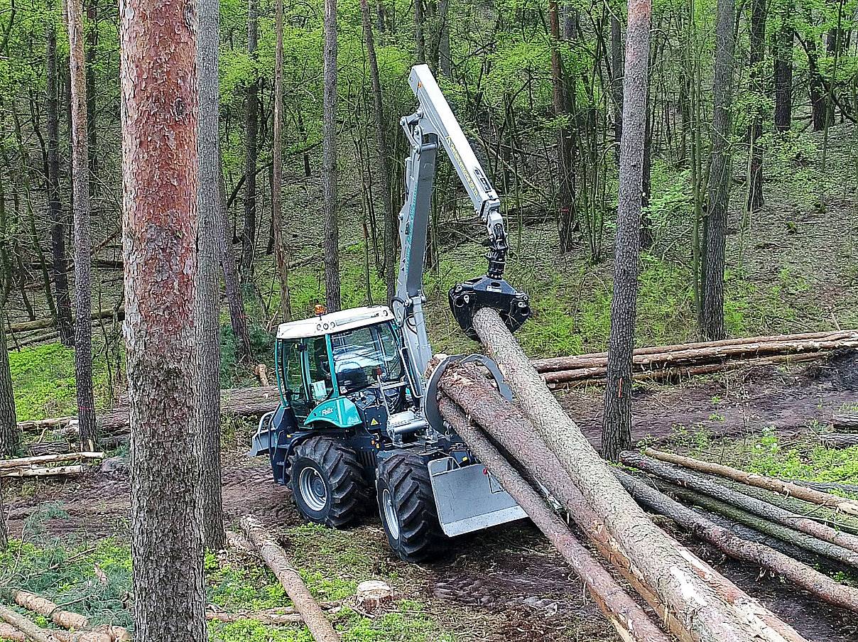 Tracteur forestier PFANZELT FELIX quatre roues en débardage de bois long
