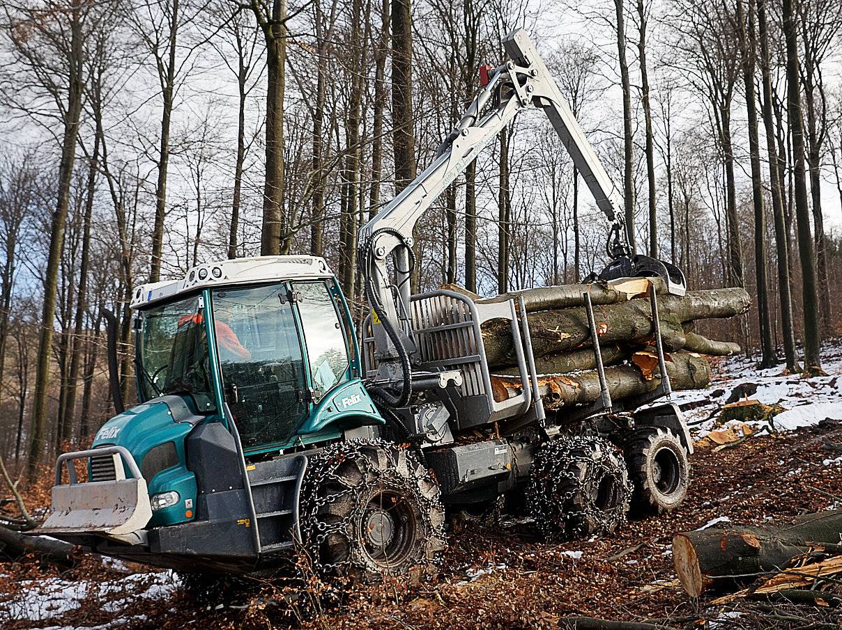 PFANZELT FELIX six roues avec grue et chargement de billons